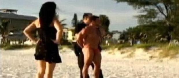 Il momento dell'arresto in un frame del video Il momento dell'arresto in un frame del video