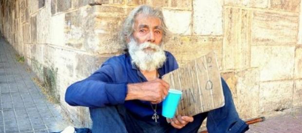 La povertà è in aumento in Grecia La povertà è in aumento in Grecia