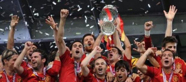 La selección española levanta su tercera Eurocopa La selección española levanta su tercera Eurocopa