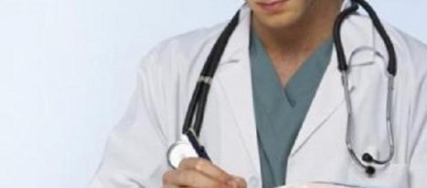 medic de familie cu stetoscop medic de familie cu stetoscop