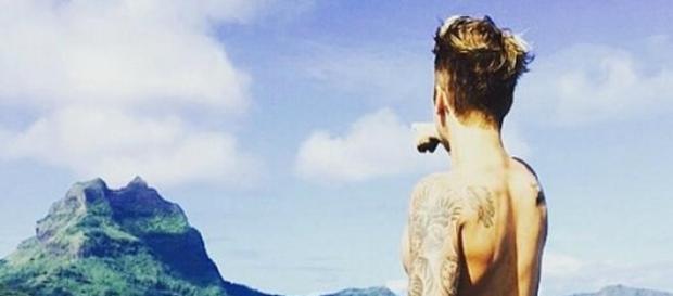 Miley Cyrus brincou com a foto de Justin Bieber Miley Cyrus brincou com a foto de Justin Bieber