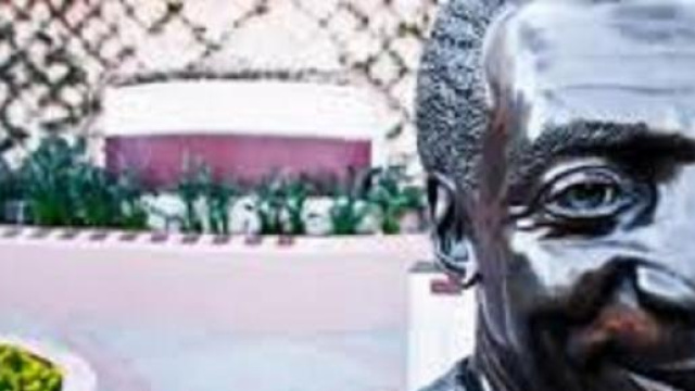 Il busto del celebre cabarettista afroamericano.