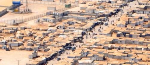 Profughi siriani nell'immenso campo di Zàatari. 