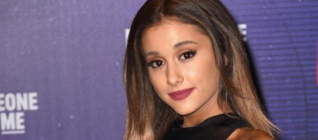 Ariana Grande perdeu a cabeça. Ariana Grande perdeu a cabeça.