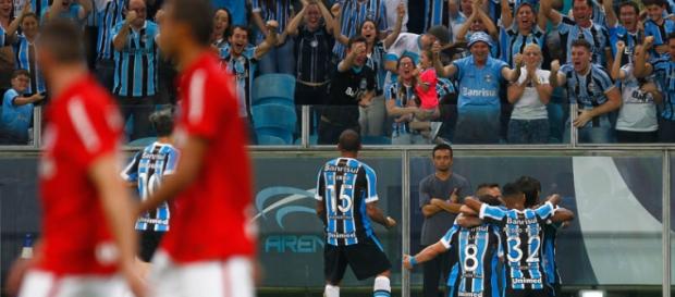 Grêmio humilha Inter no clássico Gre-nal Grêmio humilha Inter no clássico Gre-nal