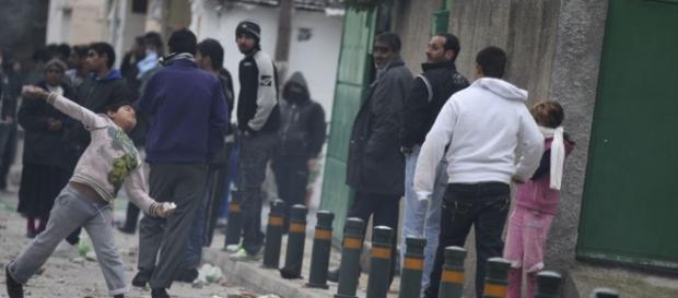 Imigrantes estão a causar problemas aos moradores. Imigrantes estão a causar problemas aos moradores.