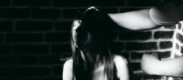 Și-a vândut copila pe 10 ron și-un rom Și-a vândut copila pe 10 ron și-un rom