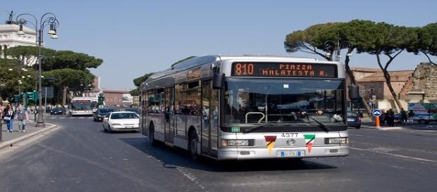 Un autobus in via dei Fori Imperiali Un autobus in via dei Fori Imperiali
