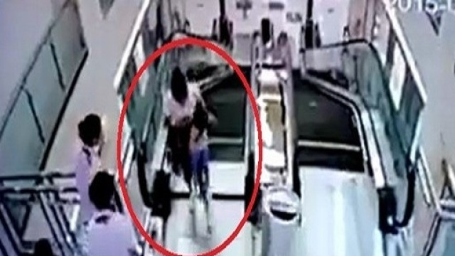 Donna schiacciata dalla scala mobile 