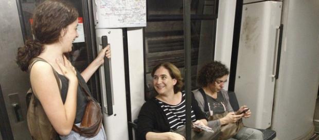 Ada Colau en el metropolitano barcelonés Ada Colau en el metropolitano barcelonés