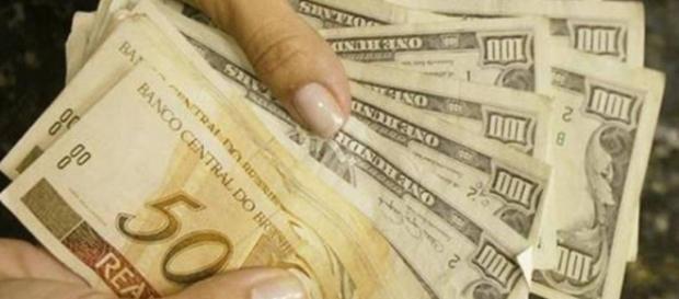 Desvalorização do real frente ao dólar americano. Desvalorização do real frente ao dólar americano.