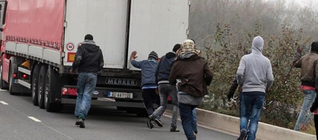 Imigranci szturmują ciężarówkę Imigranci szturmują ciężarówkę