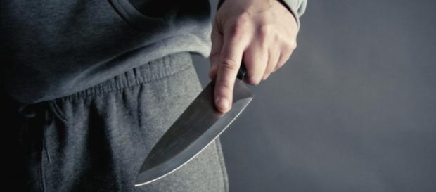 Menor rouba idosa com recurso a faca Menor rouba idosa com recurso a faca