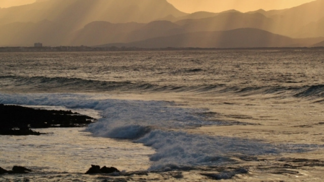 Padre lascia morire figlia in mare