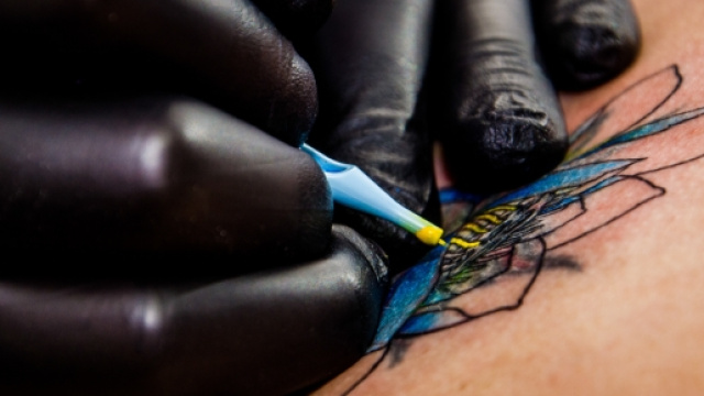 Tatuaggio in fase di realizzazione.