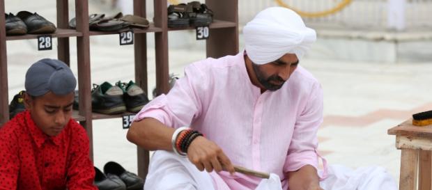 Akshay Kumar doing seva at Gurudwara Akshay Kumar doing seva at Gurudwara