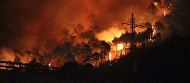 Bombeiros continuam a combater sem condições Bombeiros continuam a combater sem condições
