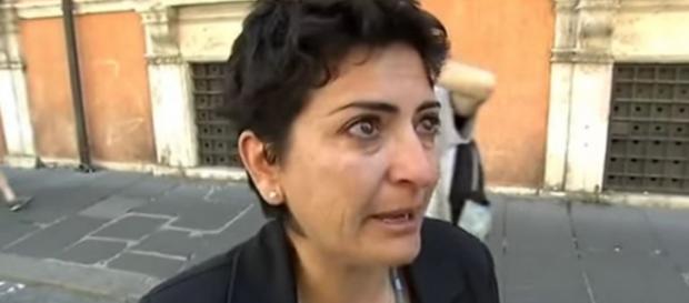 Manuela Serra in lacrime per la scuola Manuela Serra in lacrime per la scuola