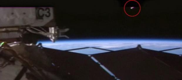 Obiect zburator misterios filmat langa ISS Obiect zburator misterios filmat langa ISS