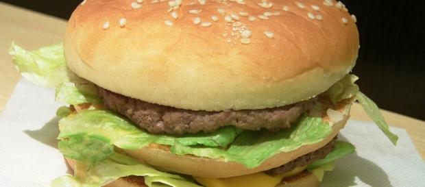 So kennen wir es: Hamburger im Fastfood-Lokal So kennen wir es: Hamburger im Fastfood-Lokal