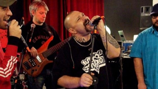 I 99 Posse che provano in studio