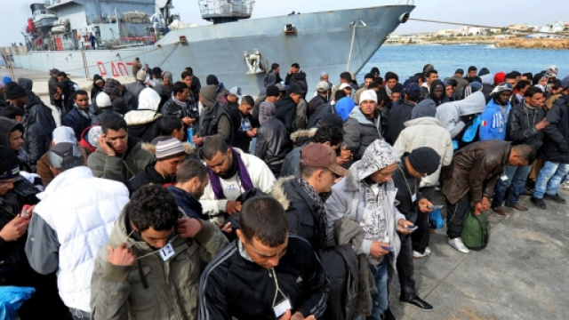 Un gruppo d'immigrati appena sbarcati