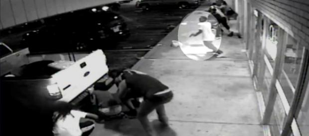 Harris che punta la pistola conto la Polizia Harris che punta la pistola conto la Polizia