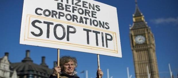 une manifestante anti-TTIP, UE-Etats Unis, Londres une manifestante anti-TTIP, UE-Etats Unis, Londres