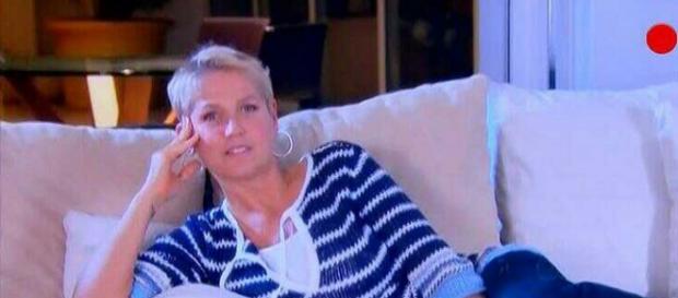 Xuxa aparece vendo novela da Record Xuxa aparece vendo novela da Record