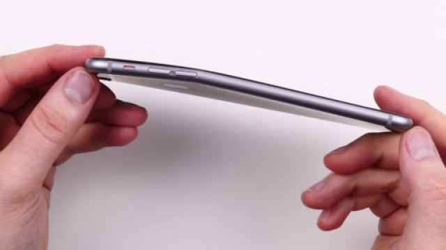 Bendgate su un vecchio Iphone 6.