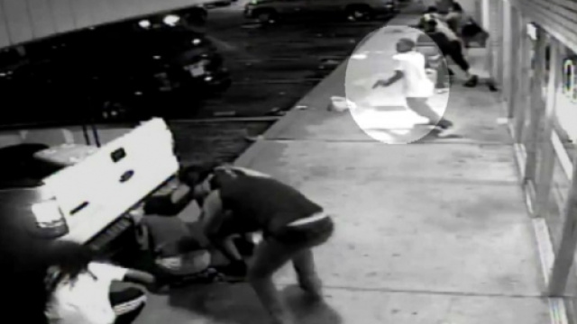 Harris che punta la pistola conto la Polizia