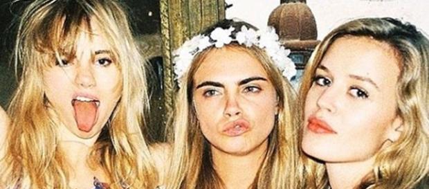 Cara Delevingne com as amigas. Instagram Cara Delevingne com as amigas. Instagram