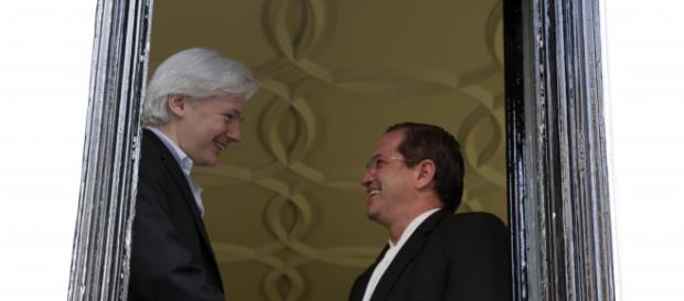 Julian Assange e il Cancelliere Ricardo Patiño Julian Assange e il Cancelliere Ricardo Patiño