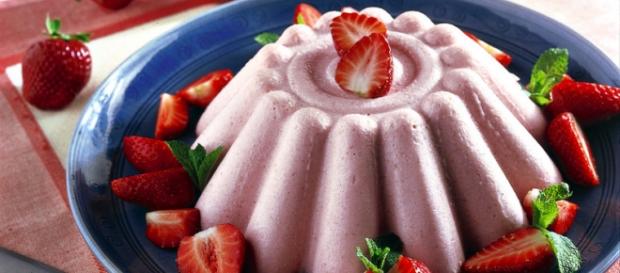 La bavarese con fragoline e panna La bavarese con fragoline e panna