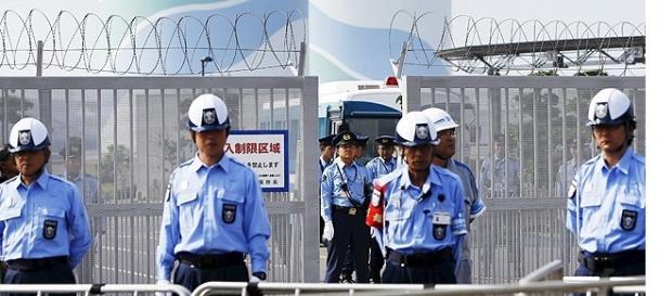 Policiais vigiam entrada da usina de Sendai. Policiais vigiam entrada da usina de Sendai.