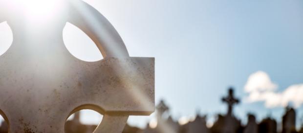 Madre uccide figlio di 3 mesi in un cimitero Madre uccide figlio di 3 mesi in un cimitero