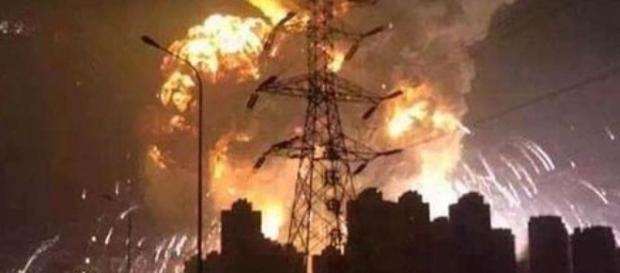 Uma fotografia da bola de fogo gerada na explosão. Uma fotografia da bola de fogo gerada na explosão.