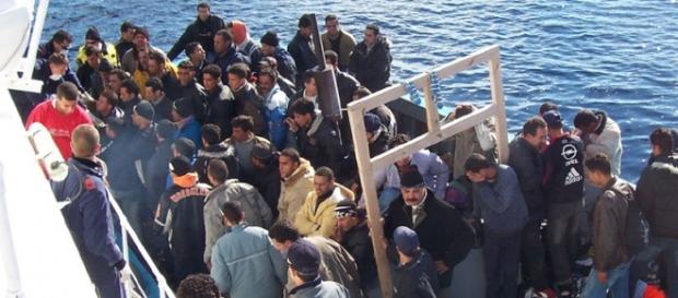 Una nave in soccorso dei migranti. Una nave in soccorso dei migranti.