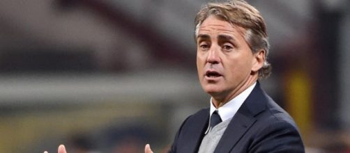 Mancini impartisce istruzioni ai suoi giocatori
