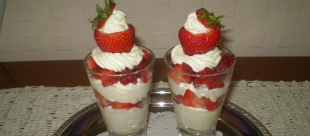 Dessert di frutta di stagione nelle coppette Dessert di frutta di stagione nelle coppette