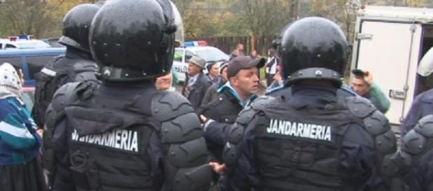 Jandarmii au luat cu asalt mănăstirea Jandarmii au luat cu asalt mănăstirea