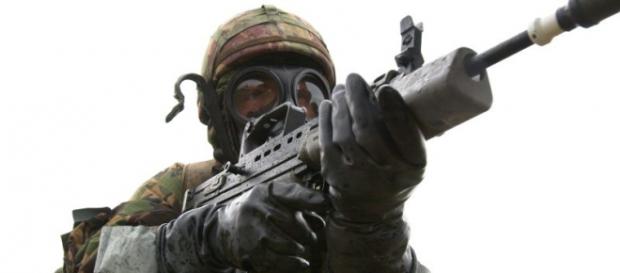 Soldat echipat complet pentru atac chimic Soldat echipat complet pentru atac chimic