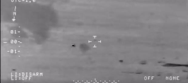 UFO ripreso dalla videocamera del jet UFO ripreso dalla videocamera del jet