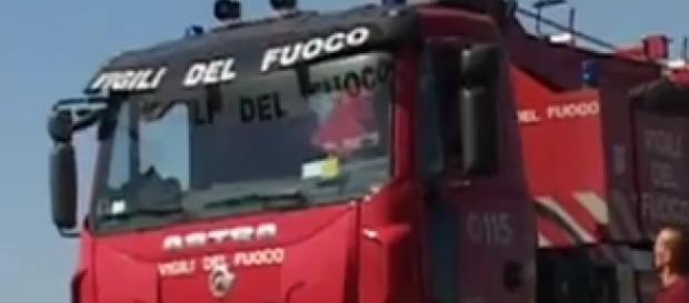 Vigili del fuoco impegnati in un intervento Vigili del fuoco impegnati in un intervento