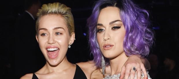 As duas cantoras são boas amigas. As duas cantoras são boas amigas.