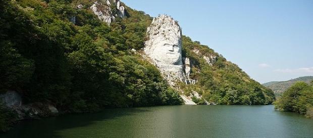 El caudillo Decébalo esculpido en una roca El caudillo Decébalo esculpido en una roca