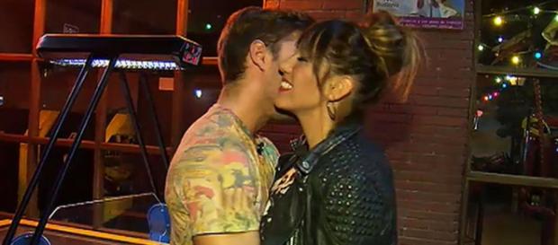Steisy se lía con varios chicos lejos del trono Steisy se lía con varios chicos lejos del trono
