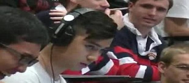 Student surprins uitandu-se la filme porno Student surprins uitandu-se la filme porno