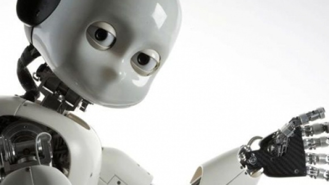 Il robot ICub, grande quanto un bambino di 2 anni.