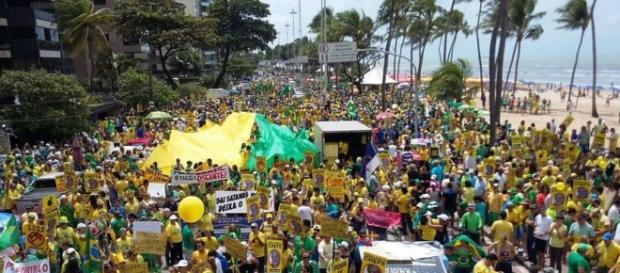 Globo interrompe corrida para mostrar protestos Globo interrompe corrida para mostrar protestos